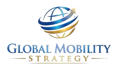 Logotipo para la Estrategia de Movilidad Global que presenta un globo terráqueo estilizado con una flecha azul y dorada que lo rodea.