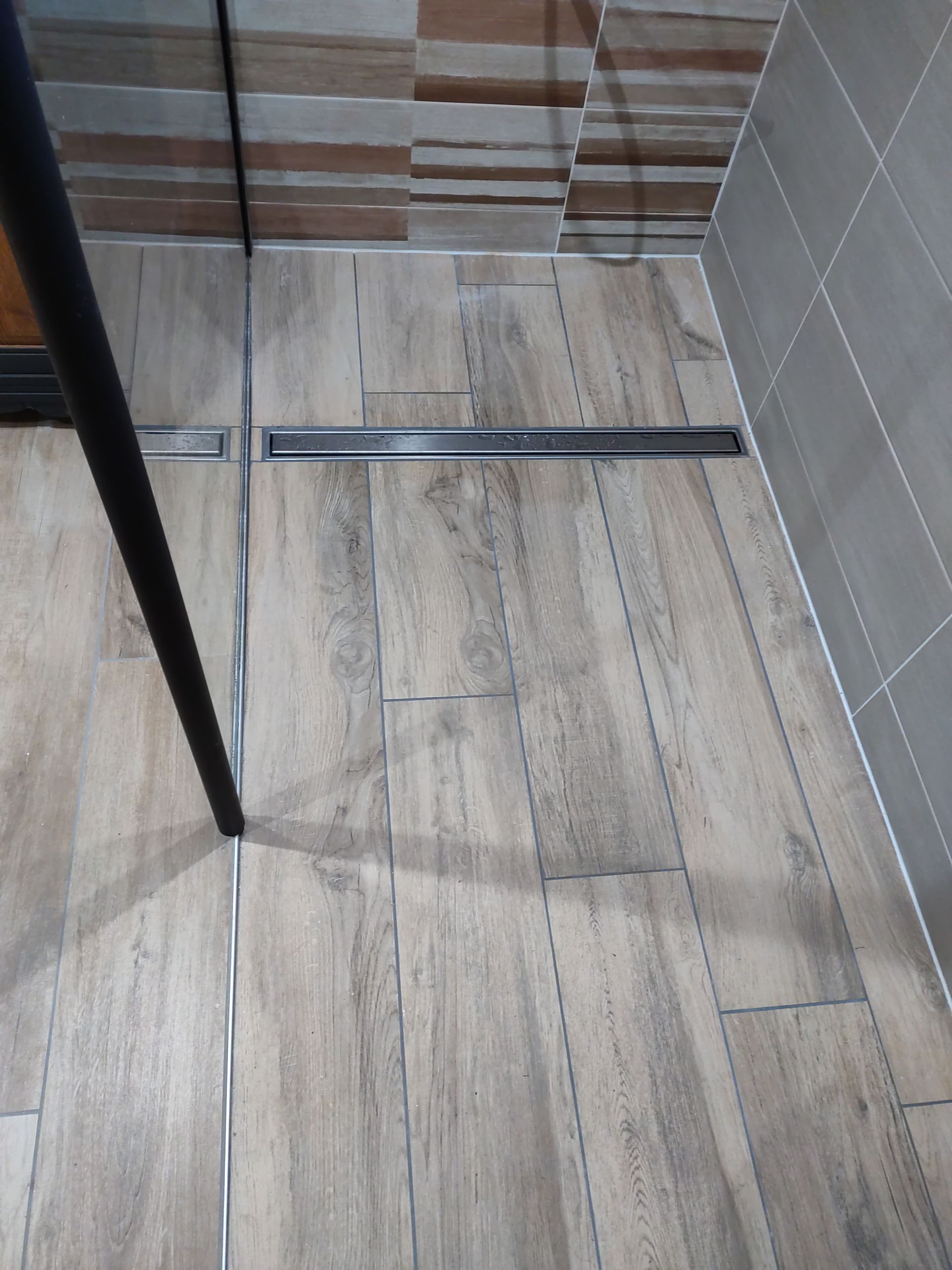 Carrelage imitation parquet pour une douche à l'italienne