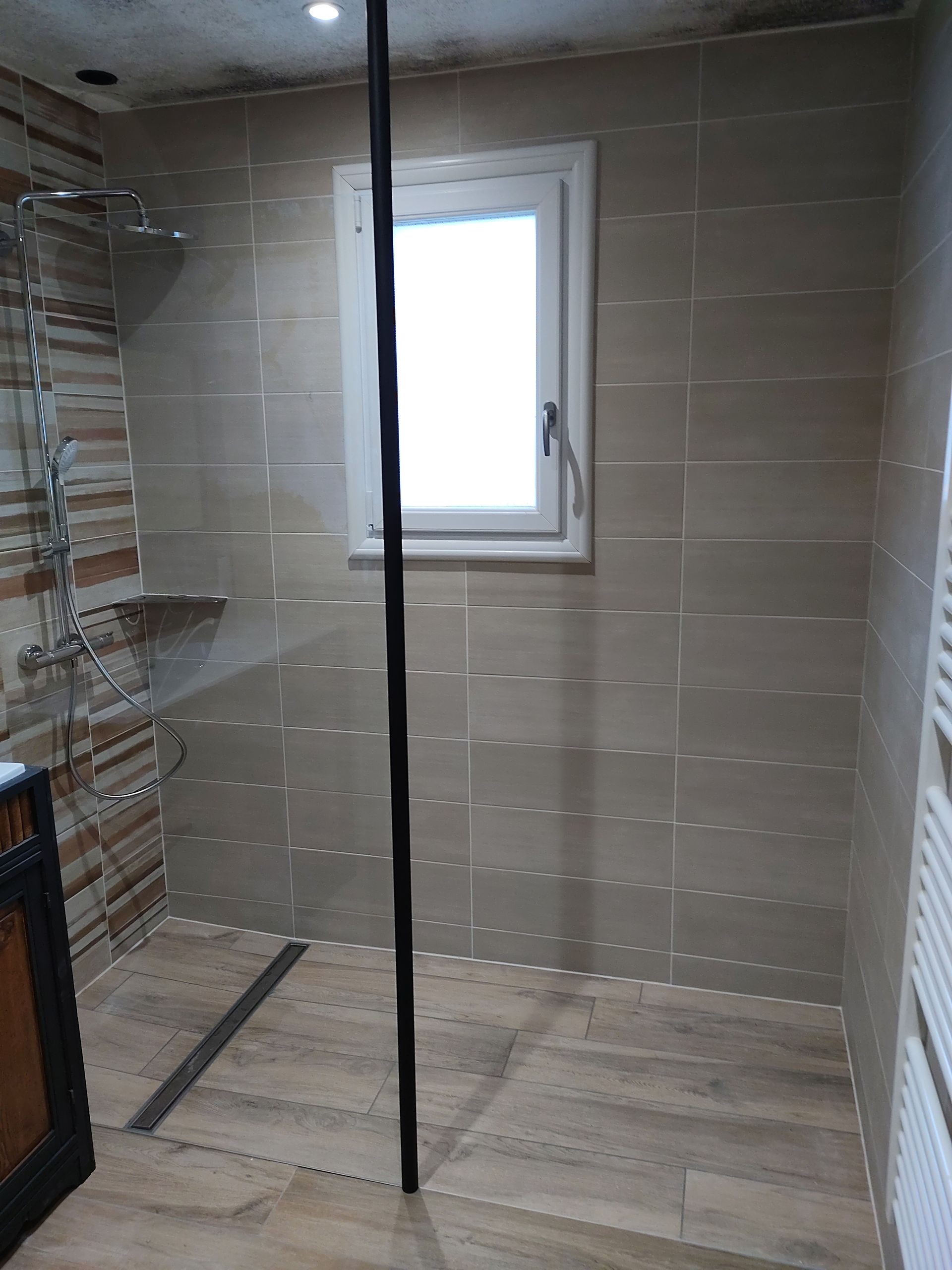 Carrelage et faïence posés dans une salle de bains et une douche à l'italienne