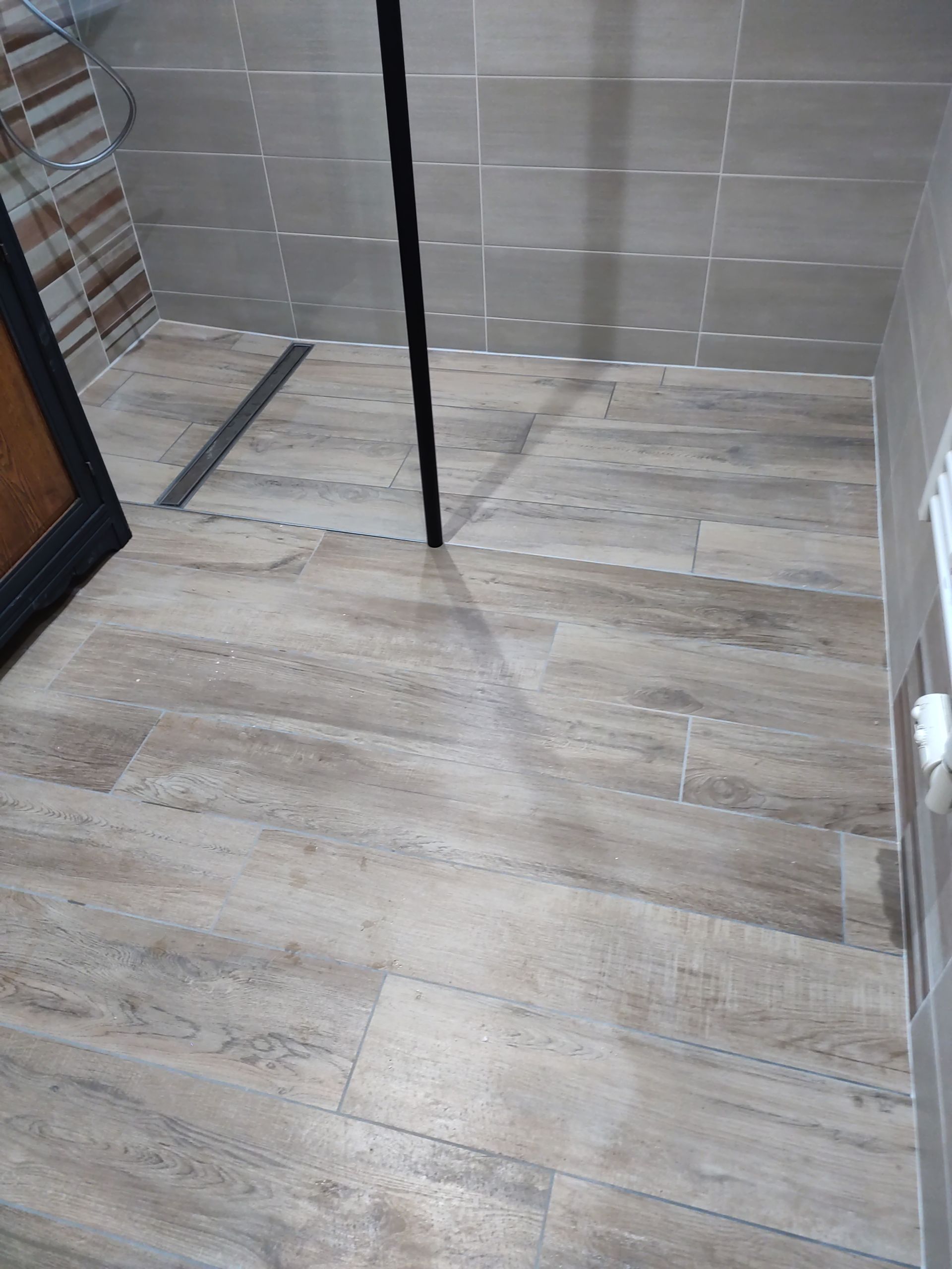 Carrelage imitation parquet dans une salle de bains