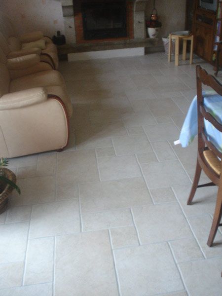 Carrelage asymétrique avec impression pierre pour une pièce de vie