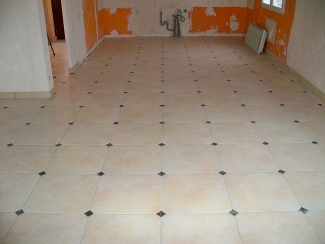 Pose de carrelage avec des losanges à chaque coin de dalle