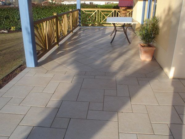 Terrasse avec des dalles en longueur