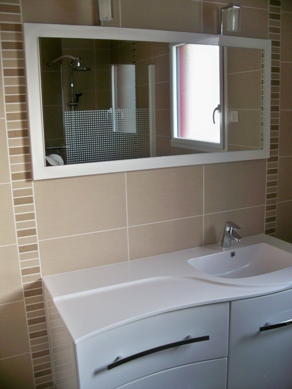 Faïence beige avec différents carreaux autour d'une vasque