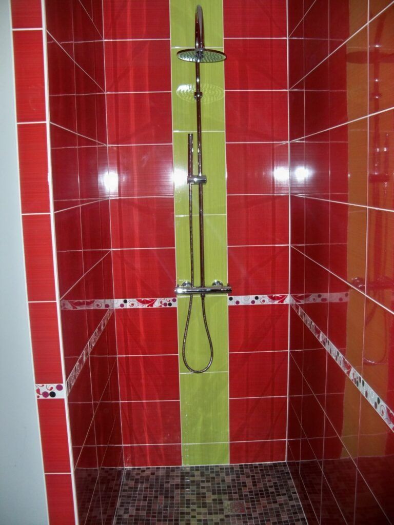 Faïence rouge et vert pomme pour une cabine de douche