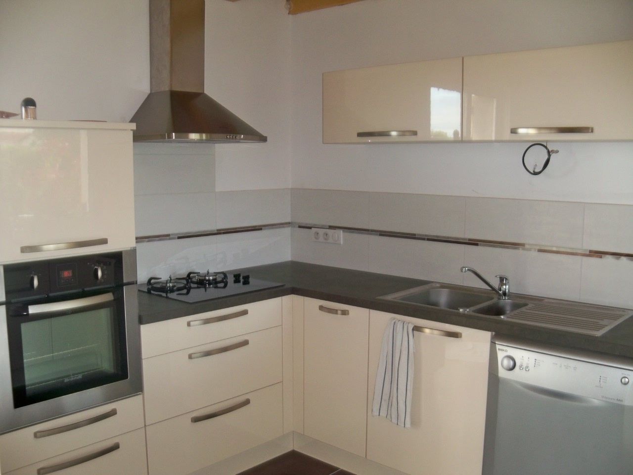 Faïence blanche avec un liseré argenté pour une cuisine