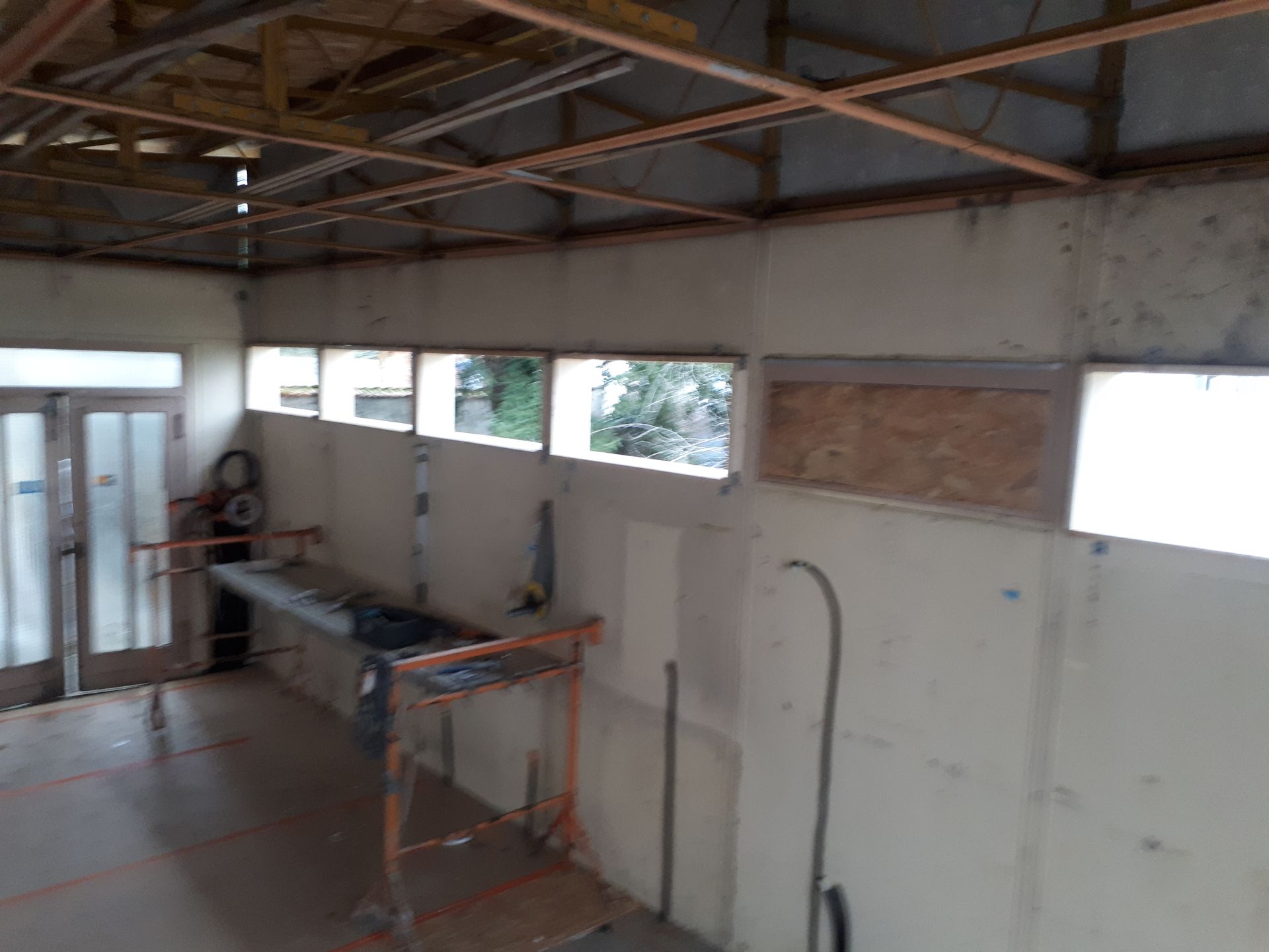 Travaux de menuiseries et de construction.