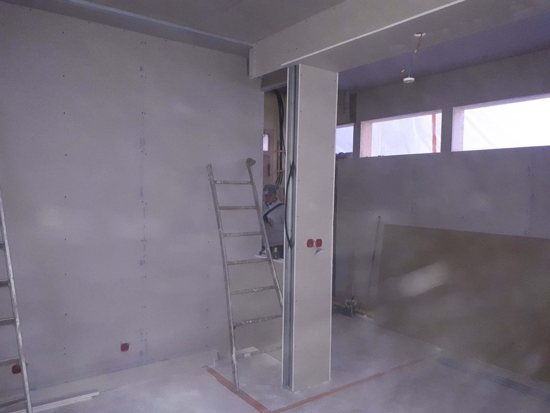 Construction d'une maison et de ses cloisons.