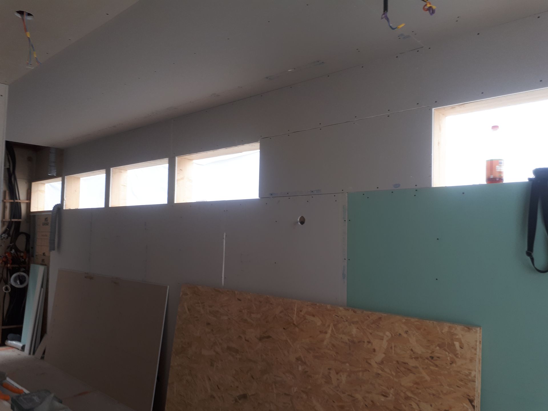 Travaux de menuiseries et de construction de maison.