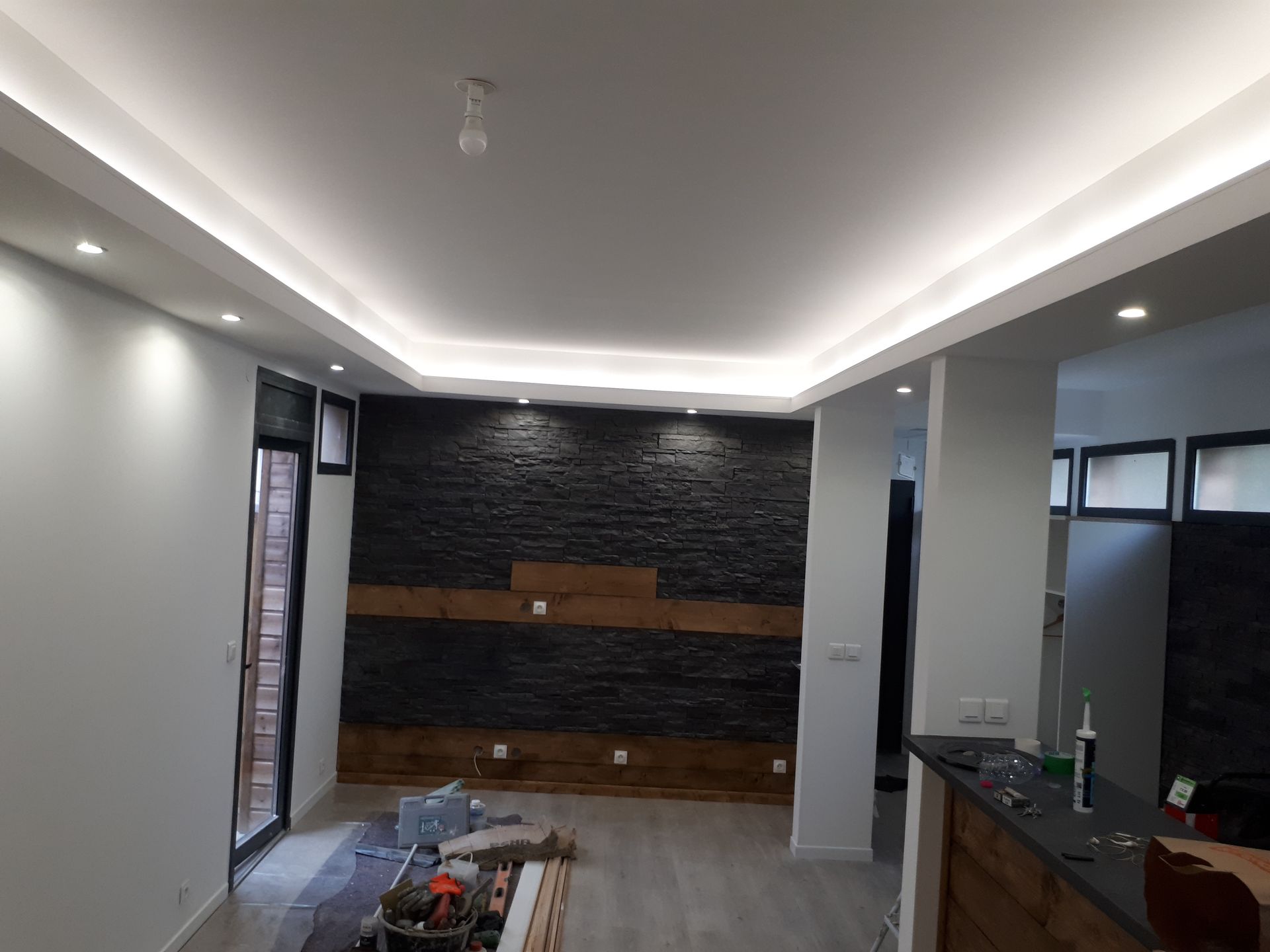 Installation d'une salle de bains PMR.