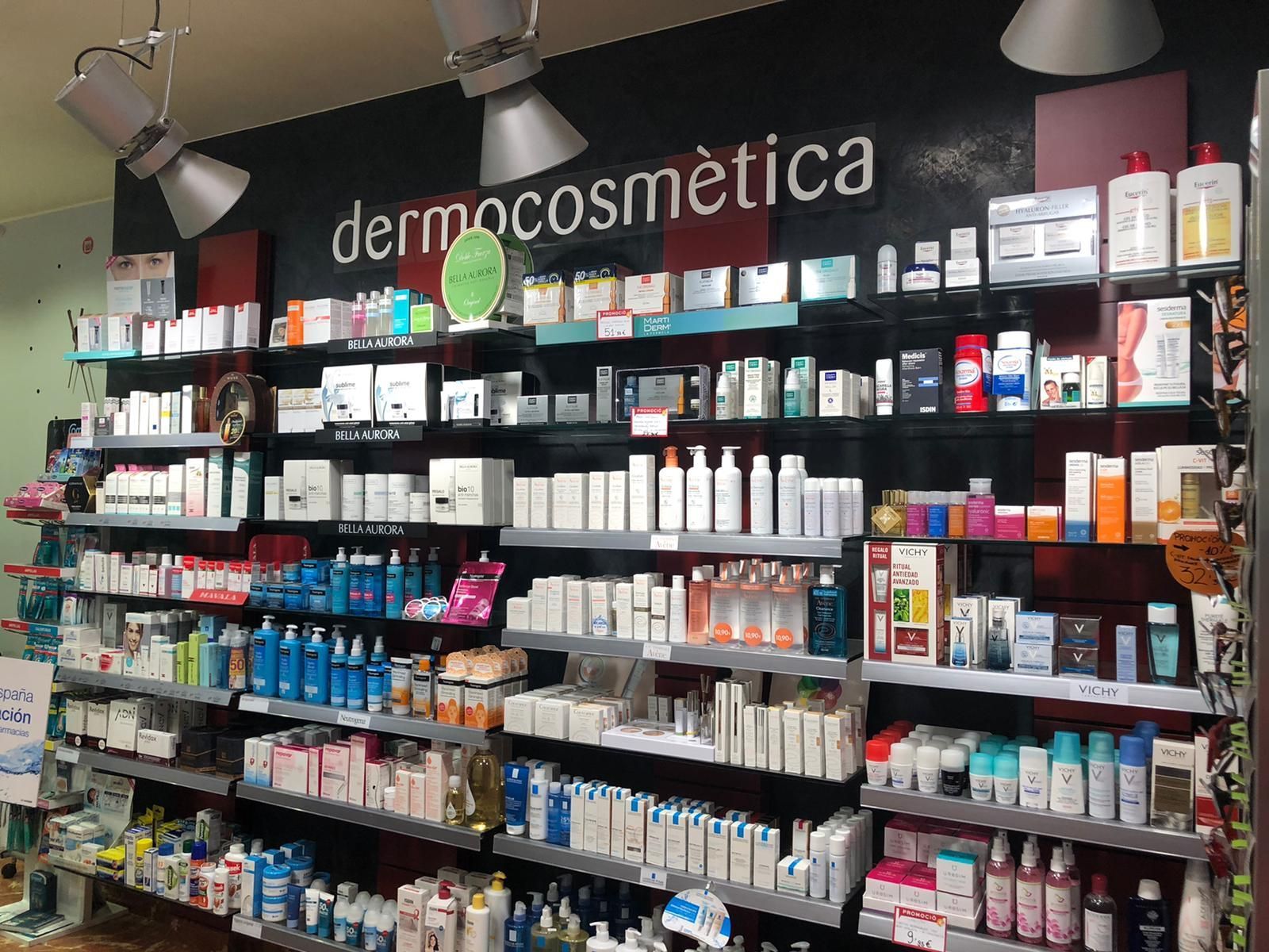 Una farmacia llena de muchos cosméticos y un cartel que dice dermocosmética