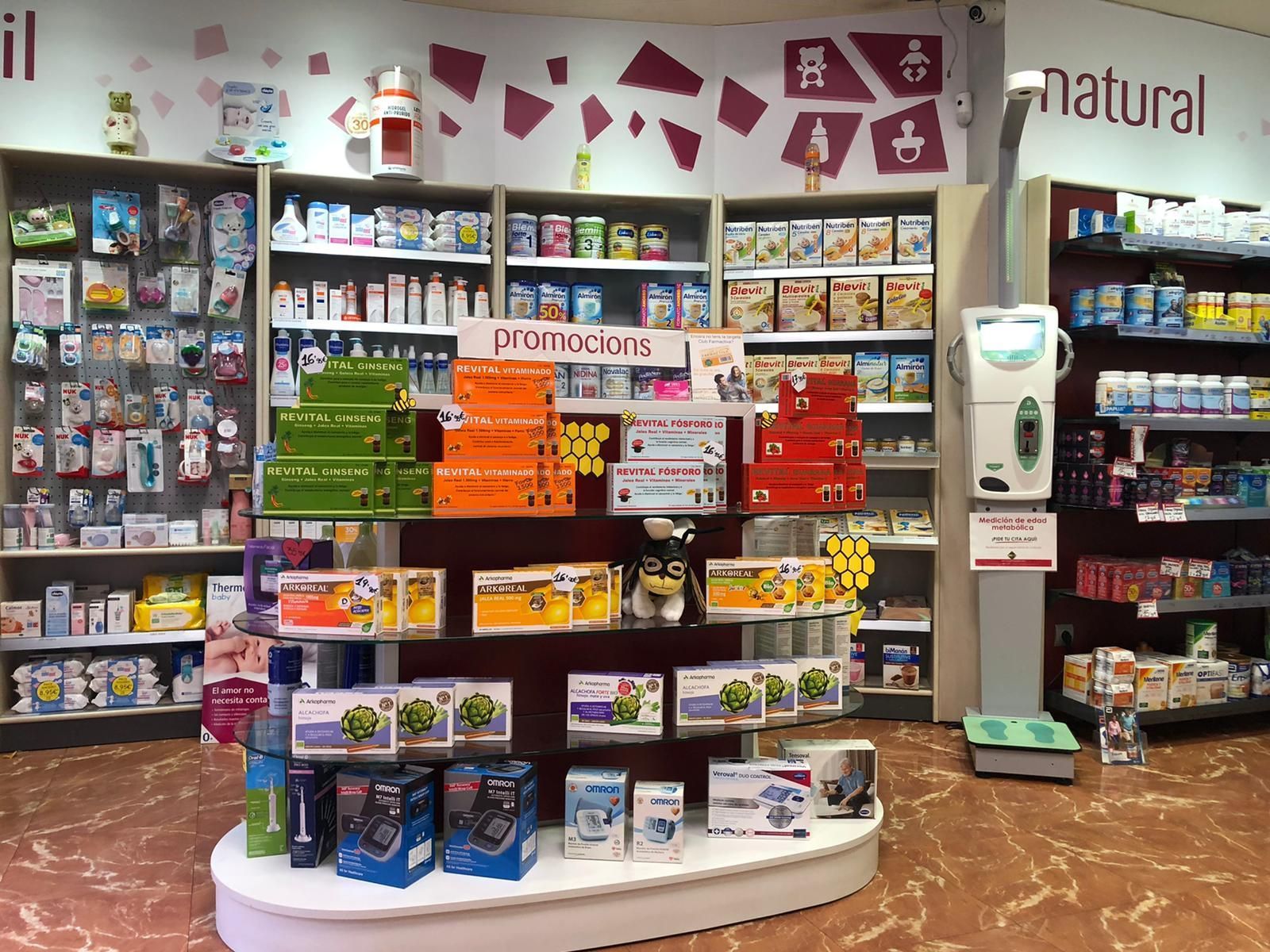 Una farmacia con un cartel que dice natural.