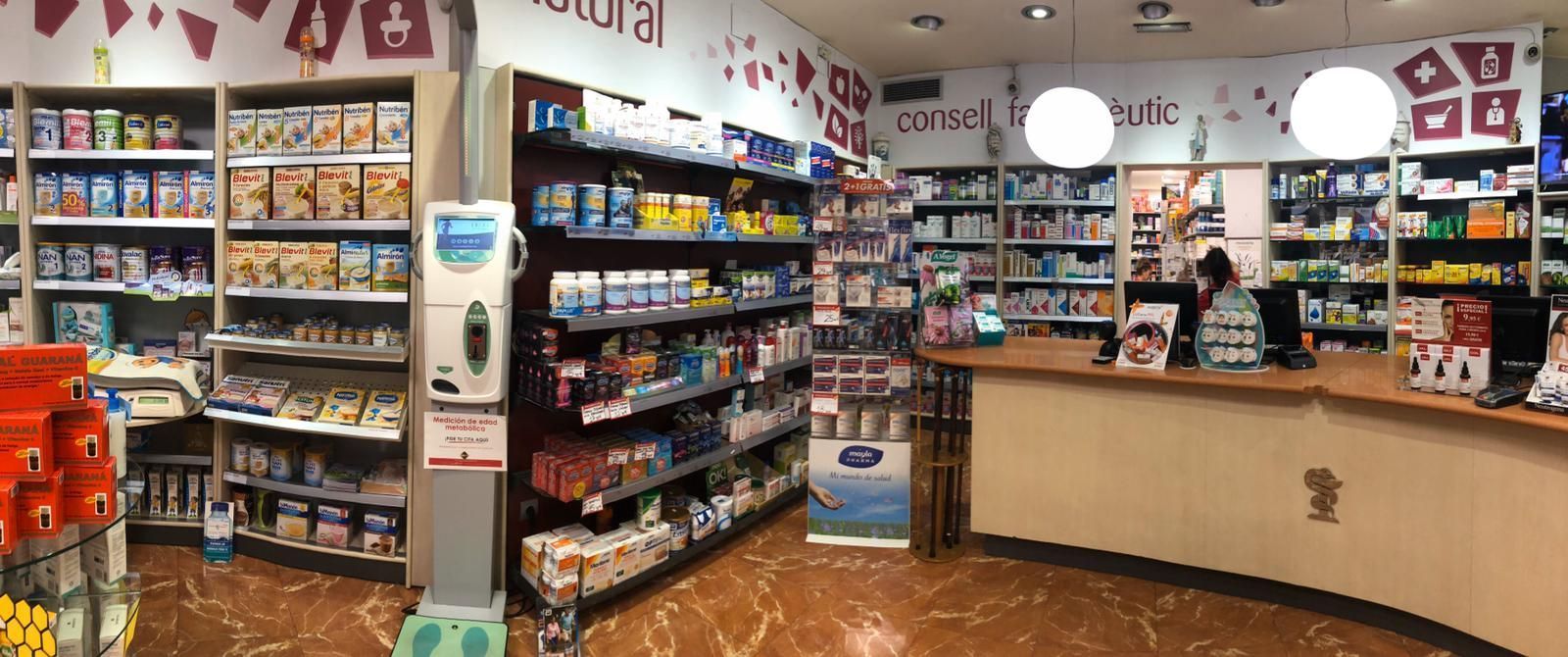 Una farmacia con muchos estantes y un mostrador.