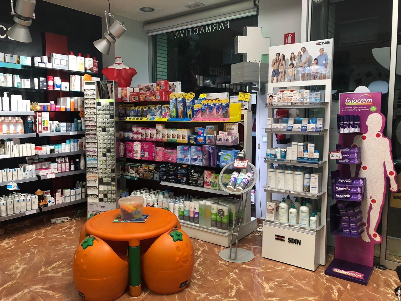 Una farmacia con una mesa y sillas en el medio de la habitación.
