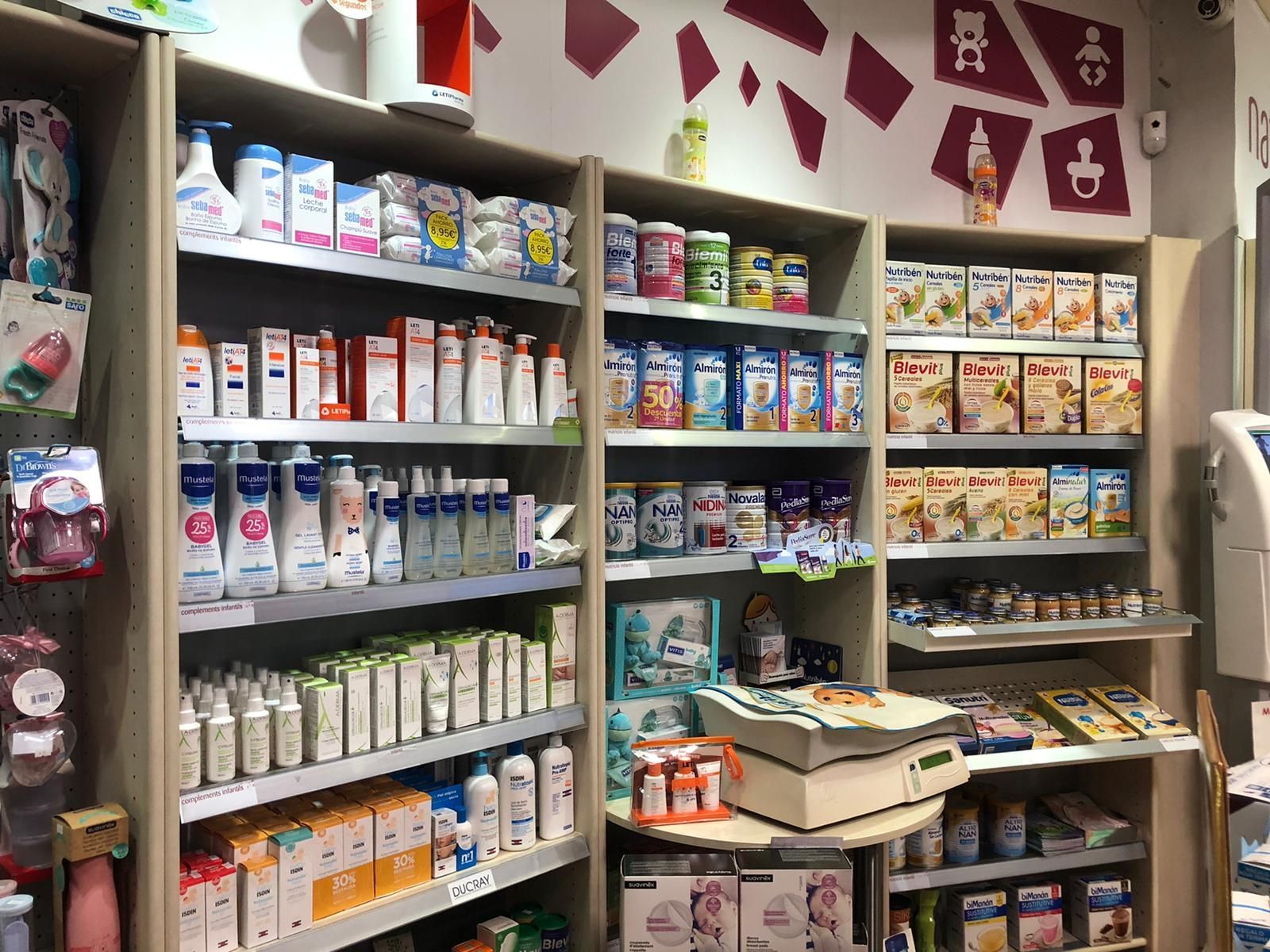 Una farmacia llena de productos para bebés y una báscula.