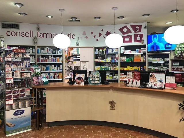 El interior de una farmacia con un cartel que dice consell