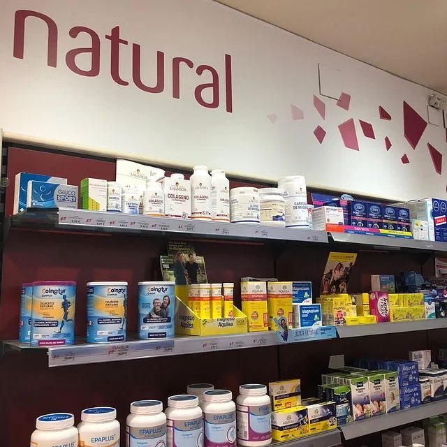 Un estante de una tienda con un cartel encima que dice natural