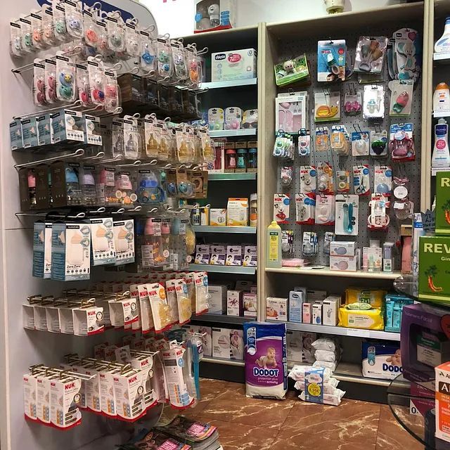 Una tienda llena de productos para bebés, incluida una caja que dice rev.