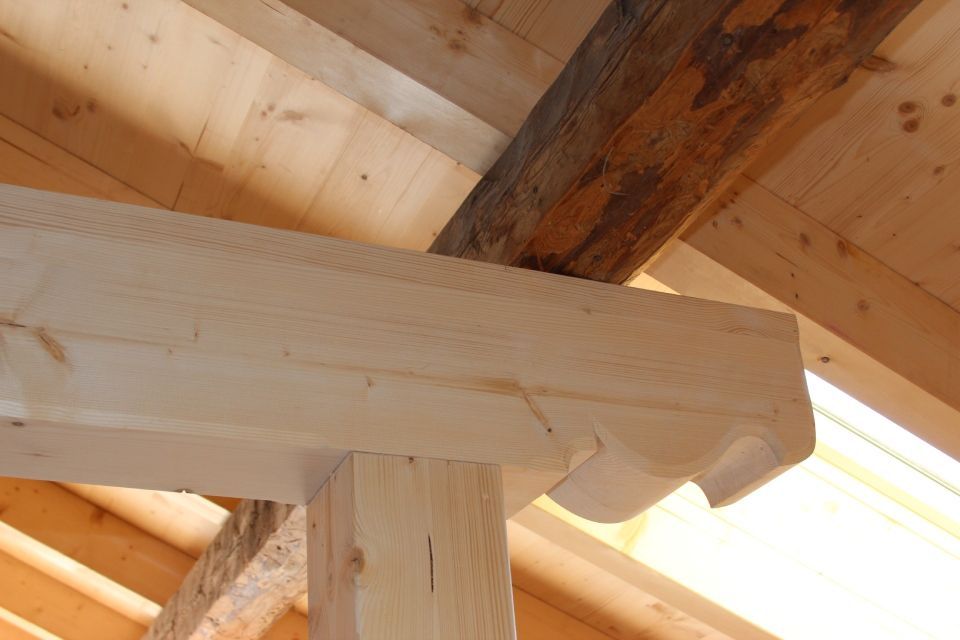 Un gros plan d'une poutre en bois sous un toit