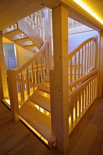 Un escalier en bois avec des lumières sur les marches