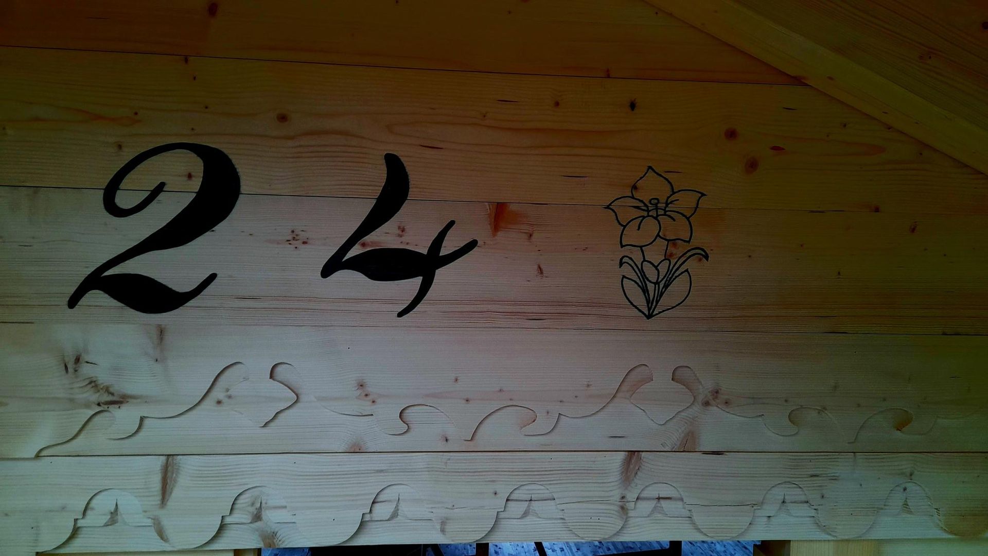 Un panneau en bois avec le numéro 24 écrit dessus