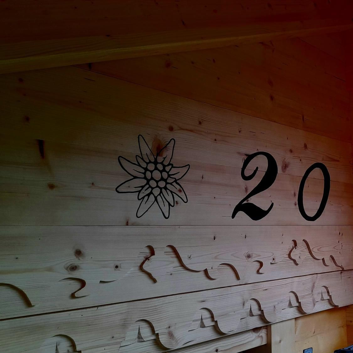 Un mur en bois avec le numéro 20 écrit dessus