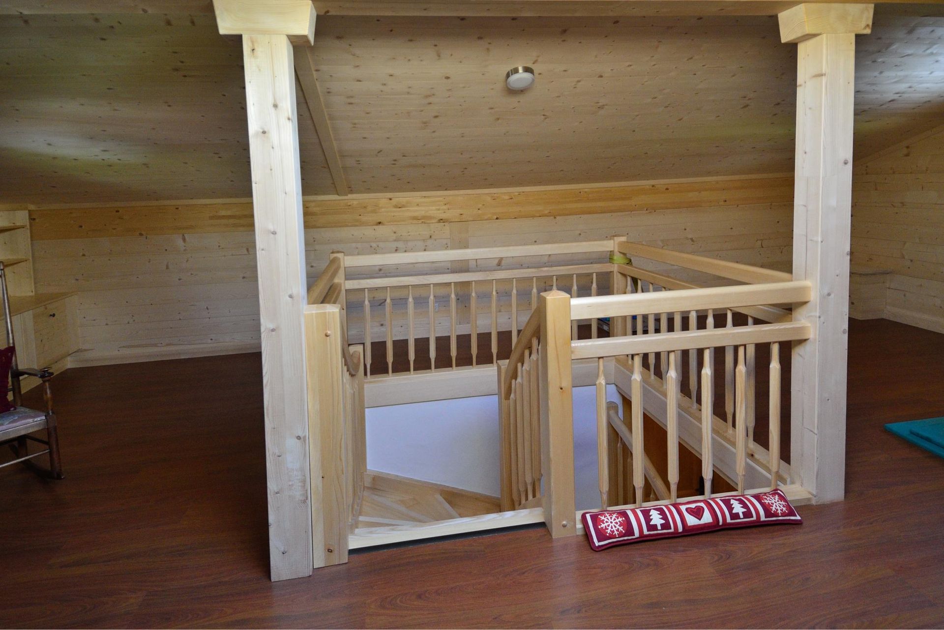 Un escalier en bois menant au deuxième étage d'une maison