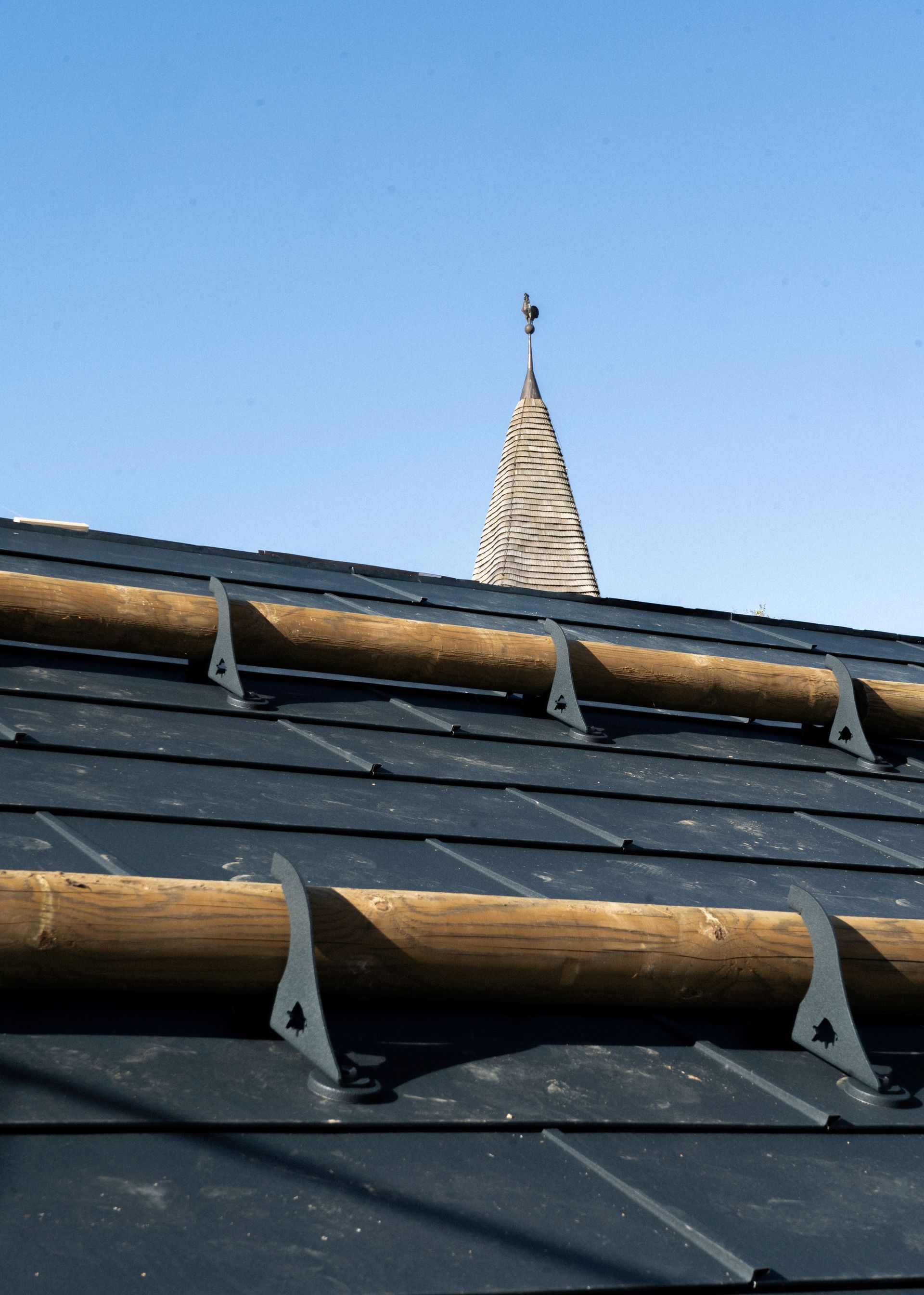 Un toit avec une girouette dessus