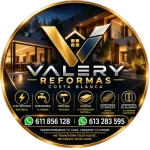Logotipo de Valery Reforms en un anuncio circular negro y dorado con servicios de renovaci&oacute;n y tel&eacute;fonos de contacto