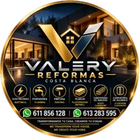 Logotipo de Valery Reforms en un anuncio circular negro y dorado con servicios de renovaci&oacute;n y tel&eacute;fonos de contacto