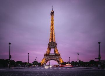 La Torre Eiffel está iluminada por la noche en París.