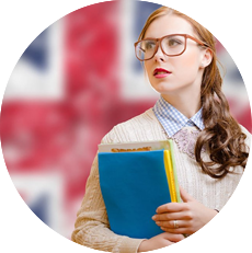 Una mujer con gafas sostiene un libro delante de una bandera británica.
