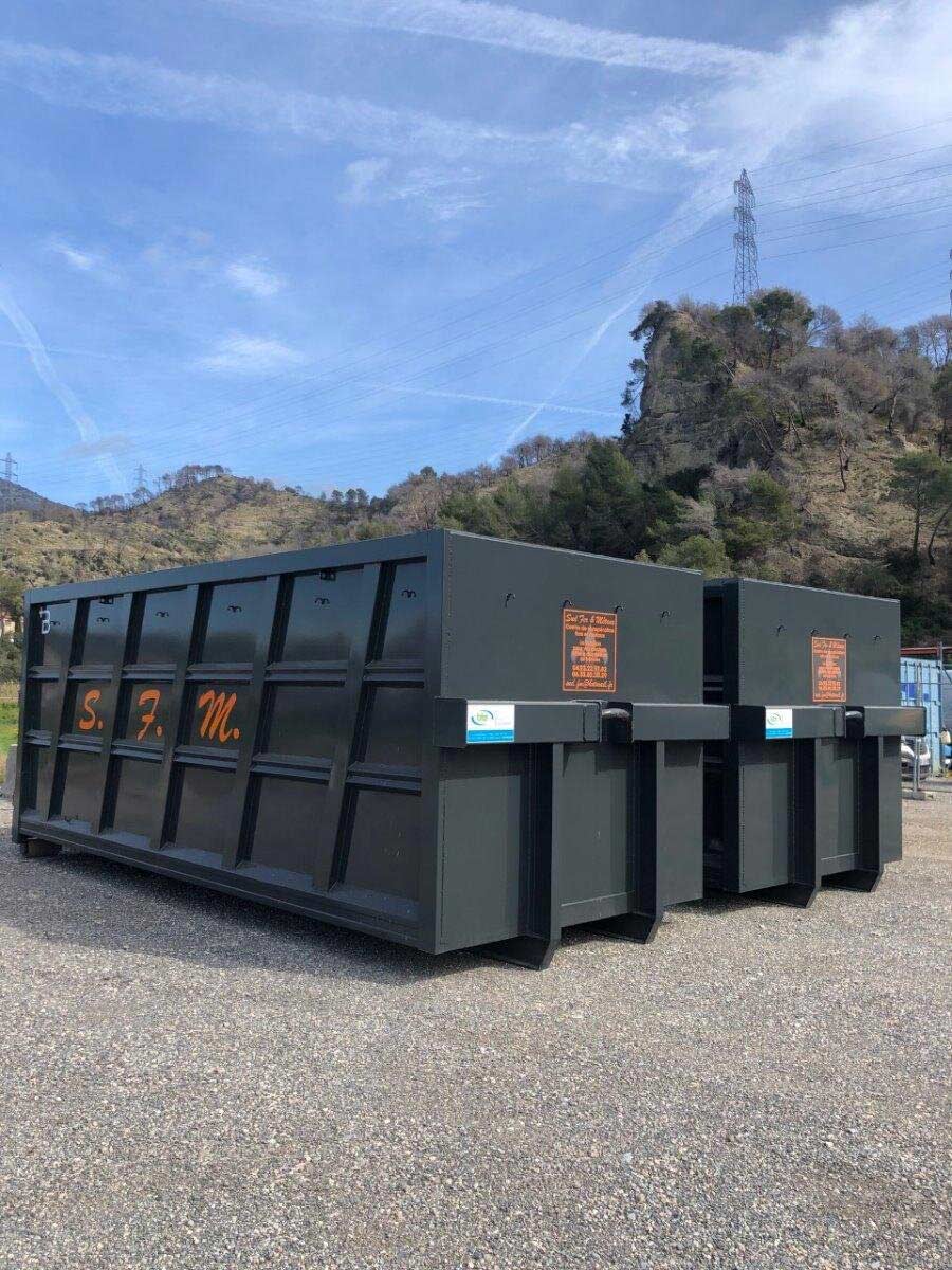 Deux Grandes Bennes S.F.M dans un terrain vague