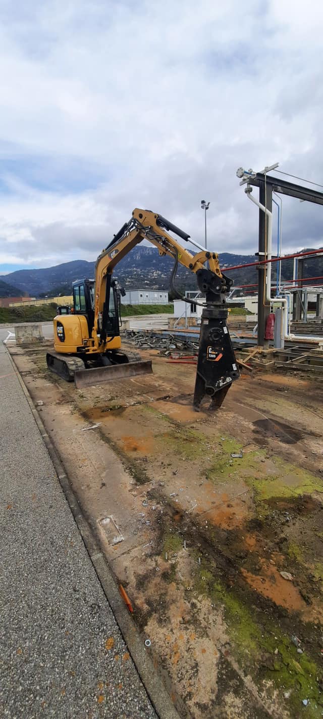 Grue jaune équipée d'une grosse pince coupante