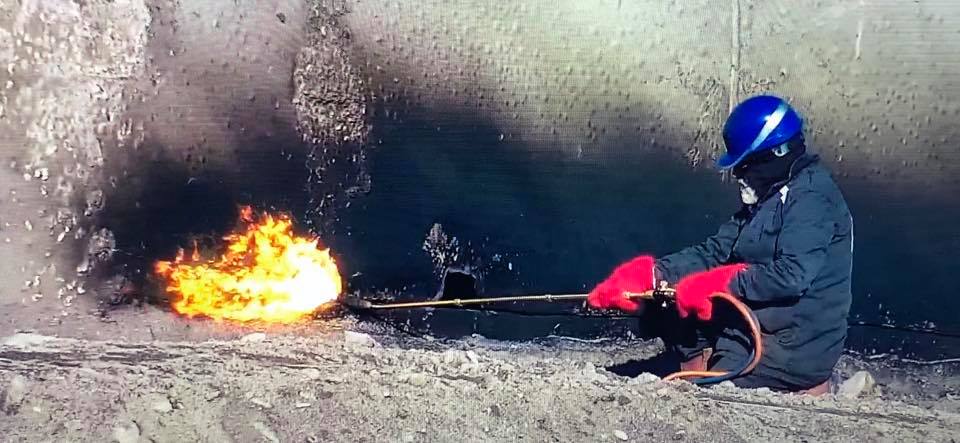 Découpe de tuyaux industriels, avec une personne tout équipée