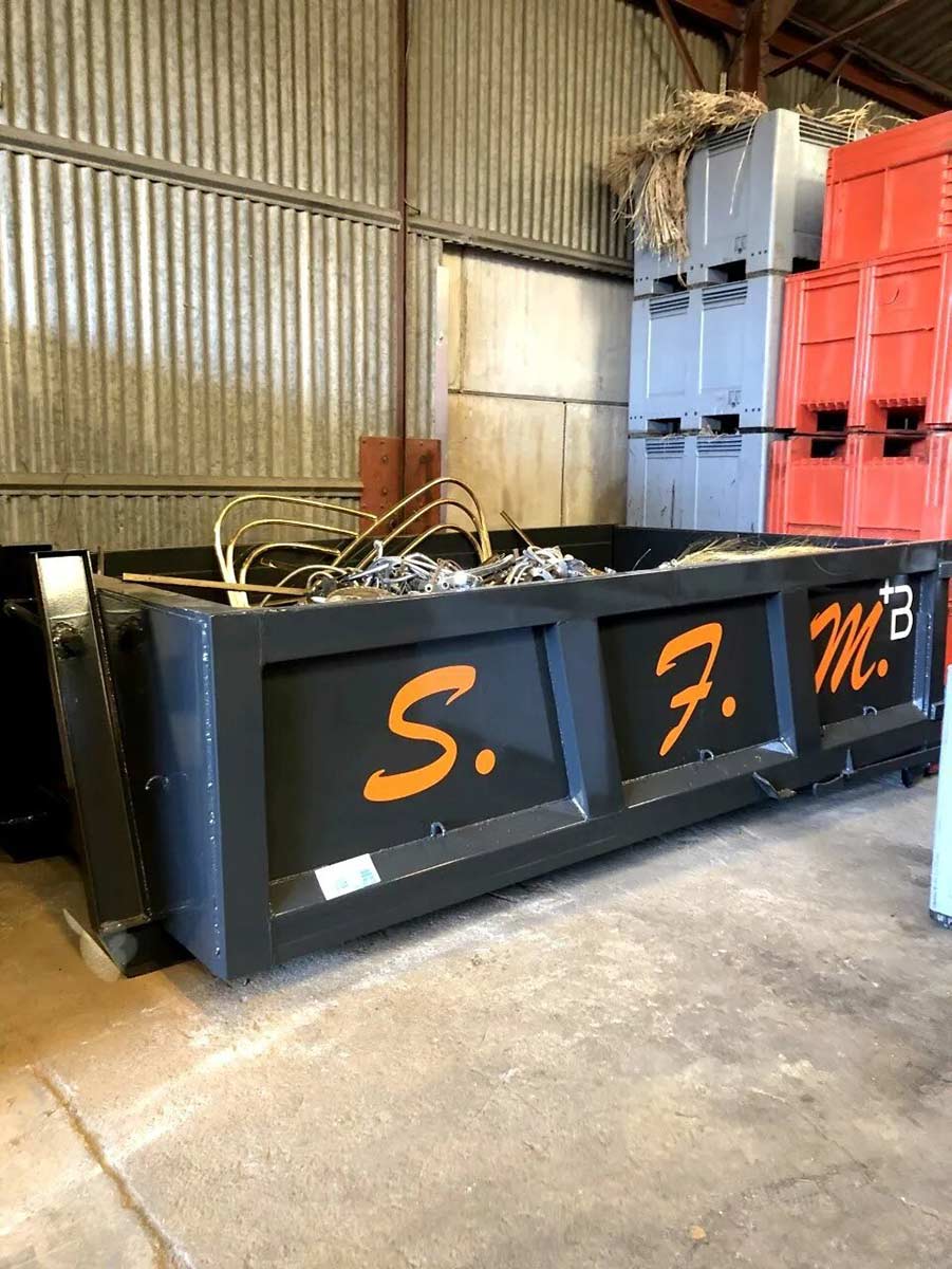 Petite Benne S.F.M remplie de Déchets