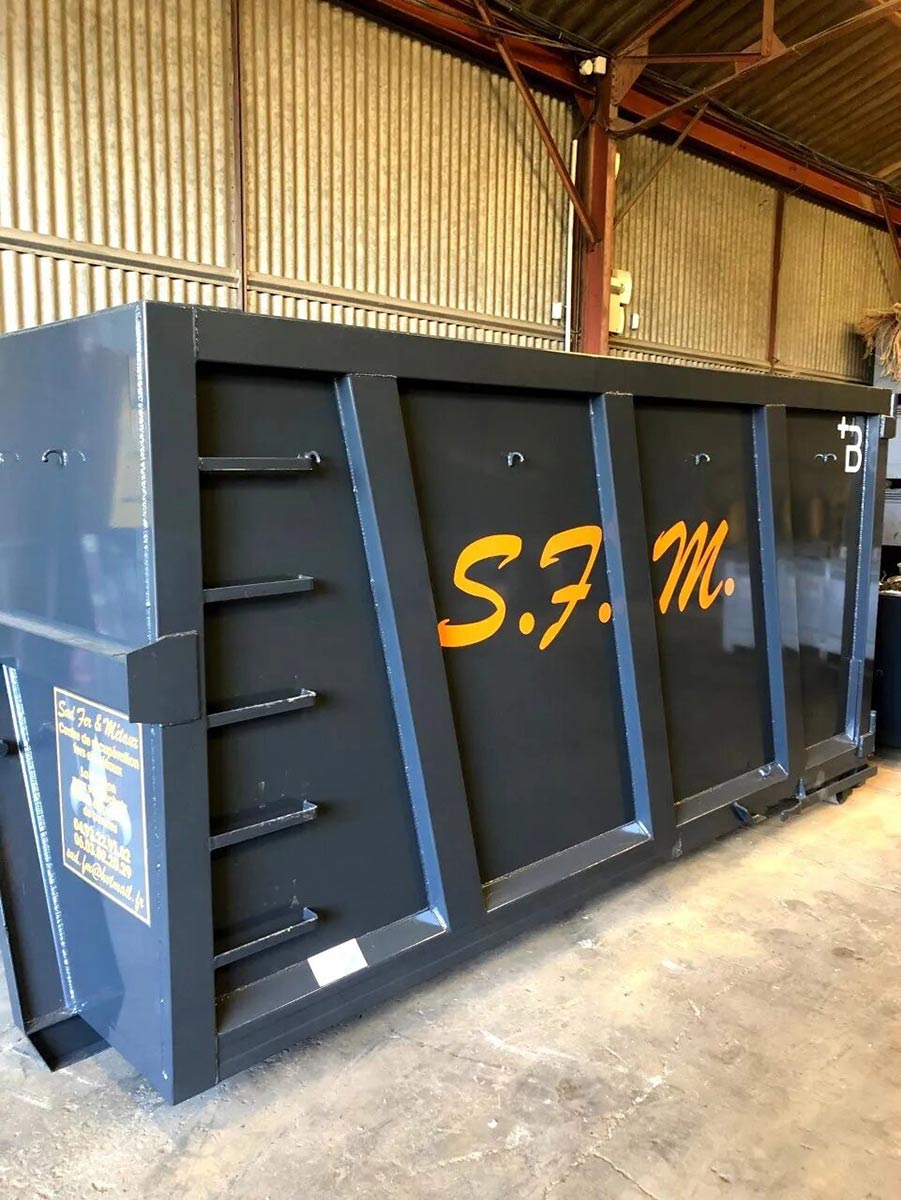 Benne S.F.M dans un hangar