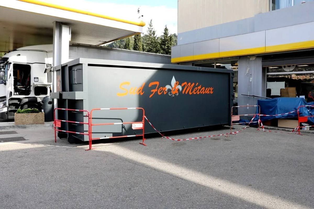 Benne S.F.M stationnée