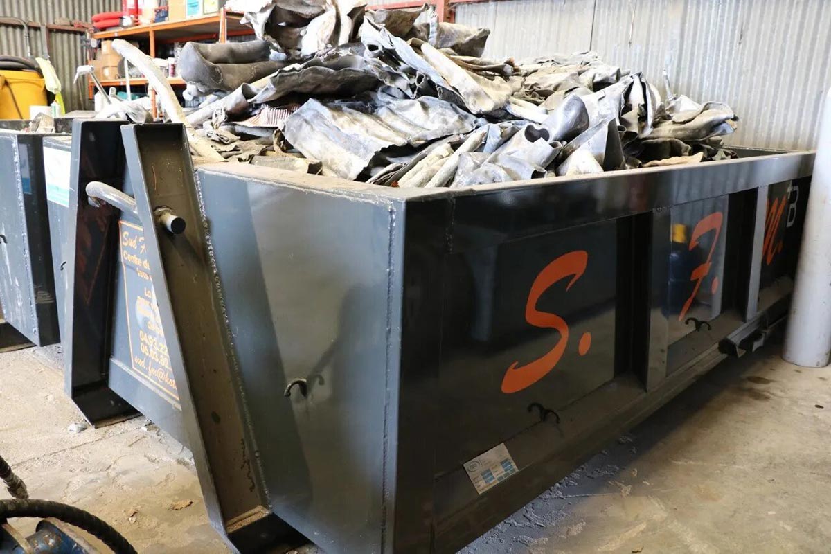 Benne S.F.M remplie de déchets