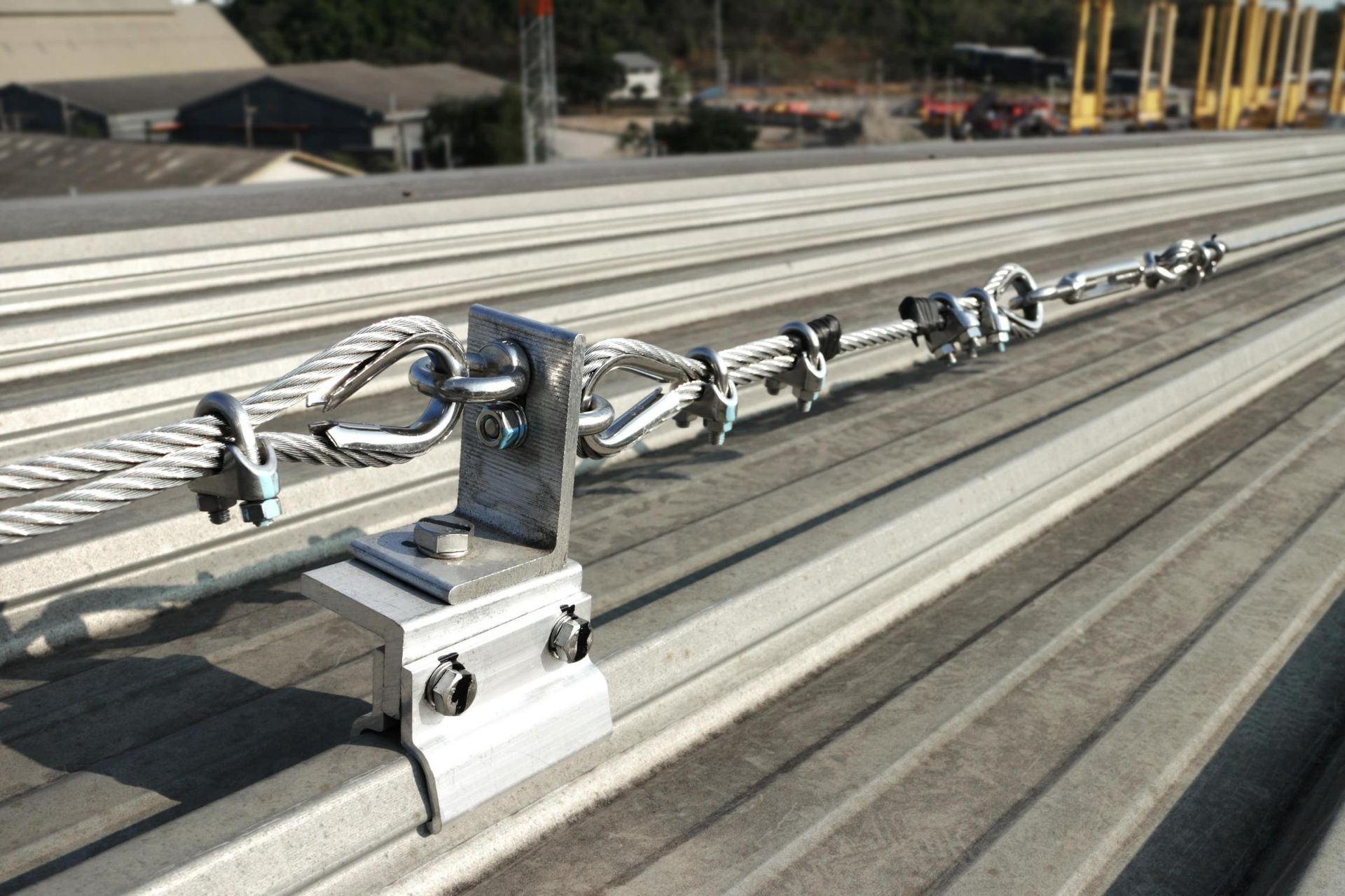Système de rails monté sur le toit, avec des pinces métalliques et des câbles.