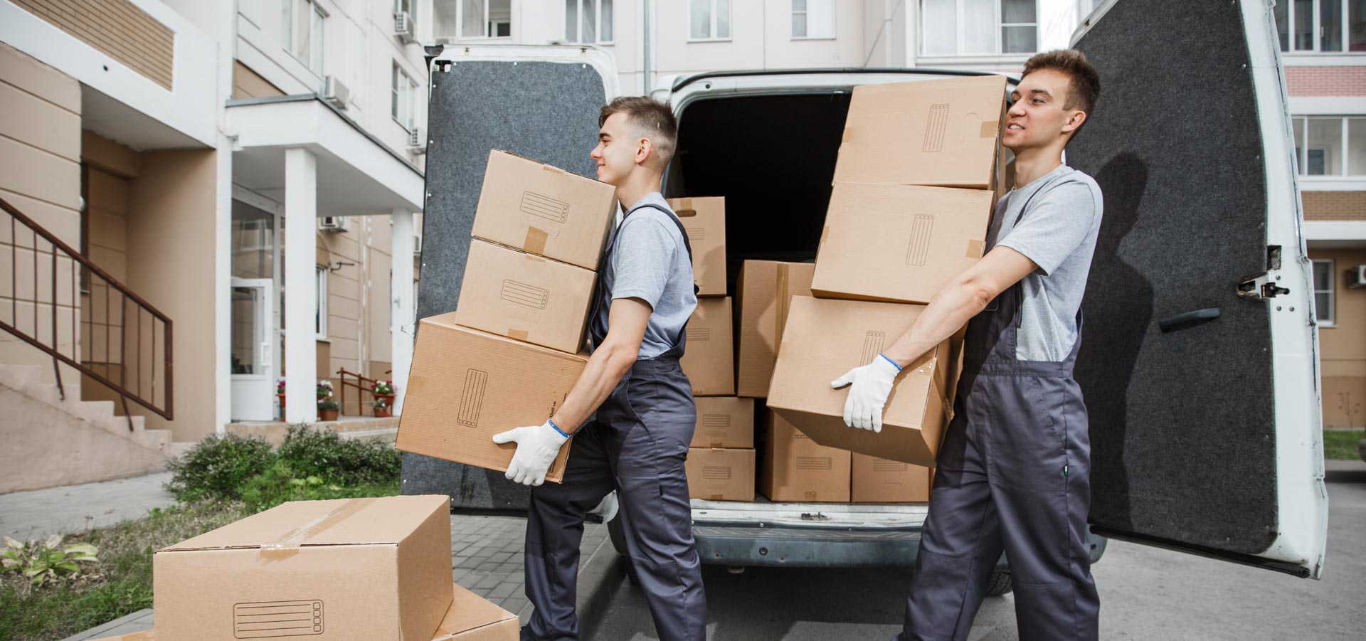 2 déménageurs sortent des cartons d'un camion
