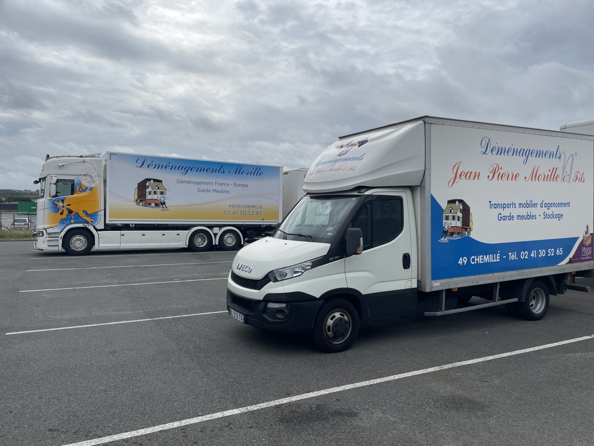 2 camions de déménagement JP MORILLE & FILS à l'arrêt