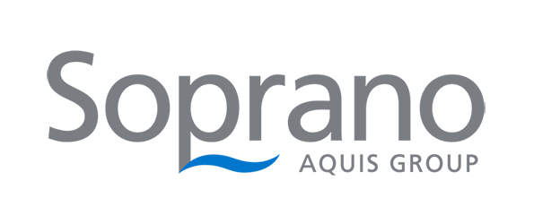 Logo du groupe Soprano Aquis en gris avec un soulignement en forme de vague bleue