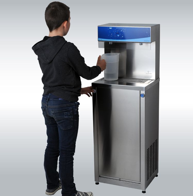 Personne utilisant une fontaine à eau en acier inoxydable avec panneau supérieur bleu
