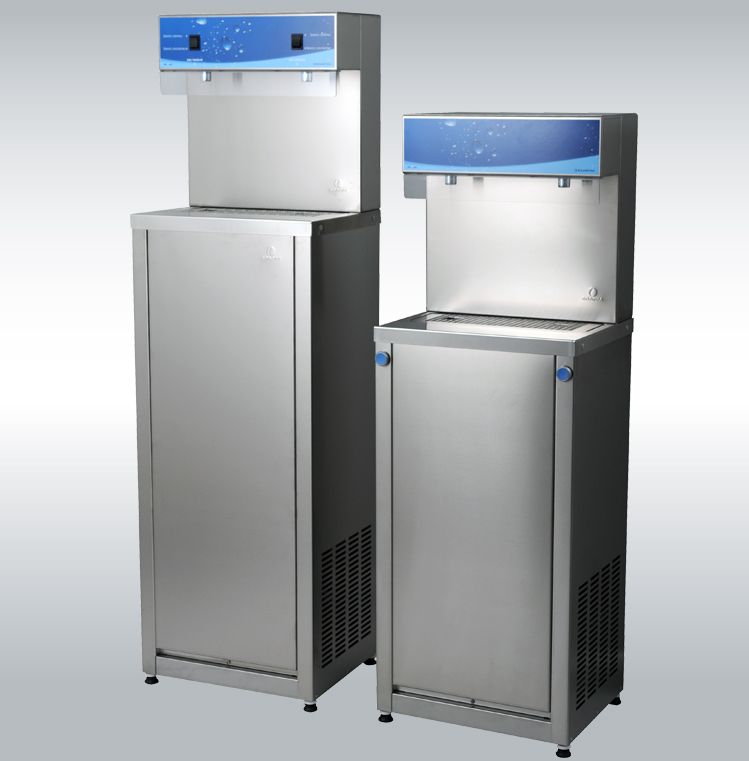 Deux fontaines à eau en acier inoxydable avec des couvercles bleus, l'une haute et l'autre plus basse, sur un fond uni.