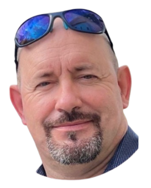 Portrait d'un homme souriant portant des lunettes de soleil bleues sur la tête