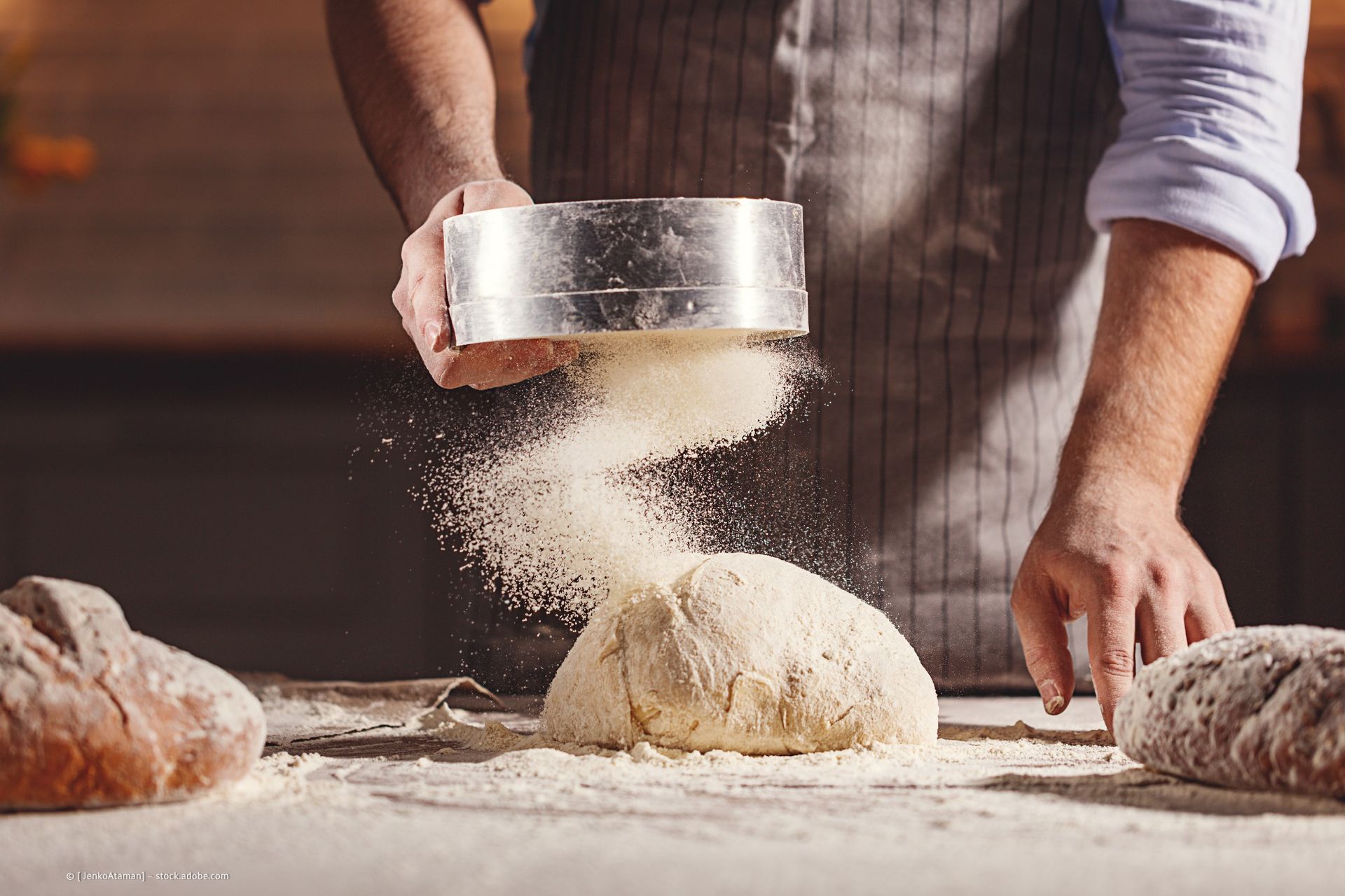 Mitarbeiter der Landbäckerei Behrendt backt Brot