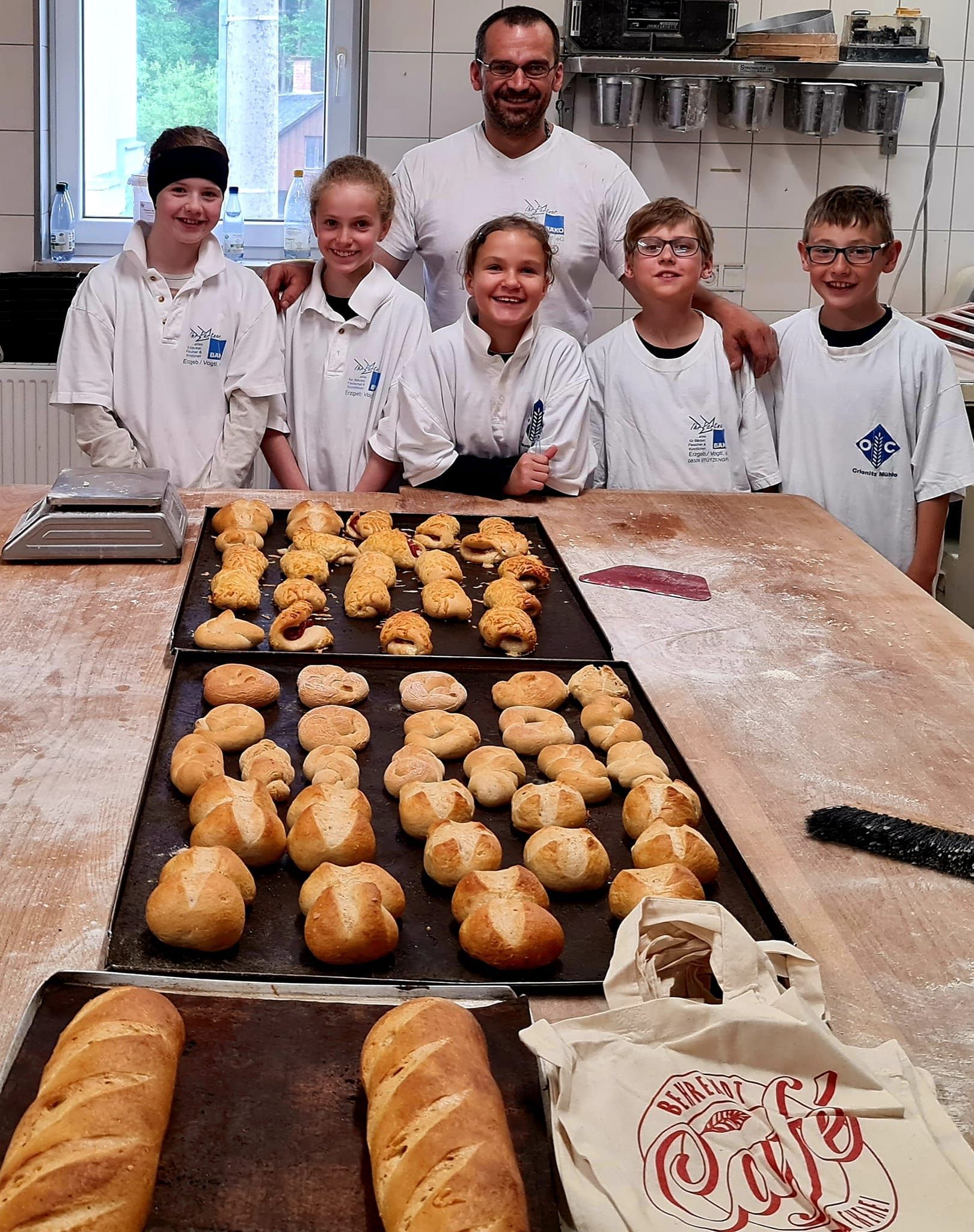 Team der Landbäckerei Behrendt mit Backwaren