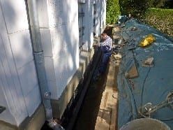 Außen-Vertikal-Isolierung mit seitlich „eingehaustem“ Erdaushub.