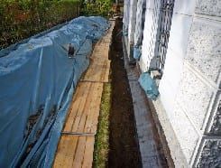 Außen-Vertikal-Isolierung mit seitlich „eingehaustem“ Erdaushub.